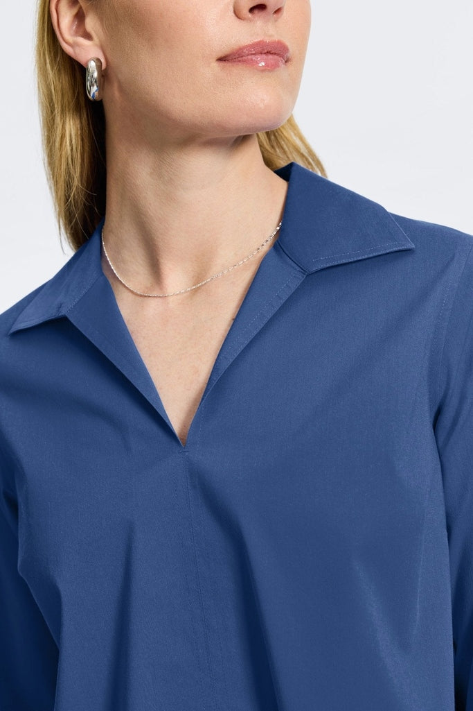 Wing collar and v-neckline of the Agnes long sleeve shirt #color_pacific blue