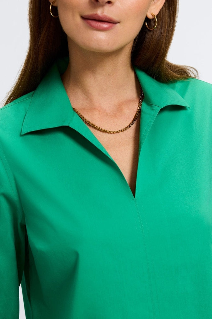 Wing collar and v-neckline of the Agnes long sleeve shirt #color_kelly green