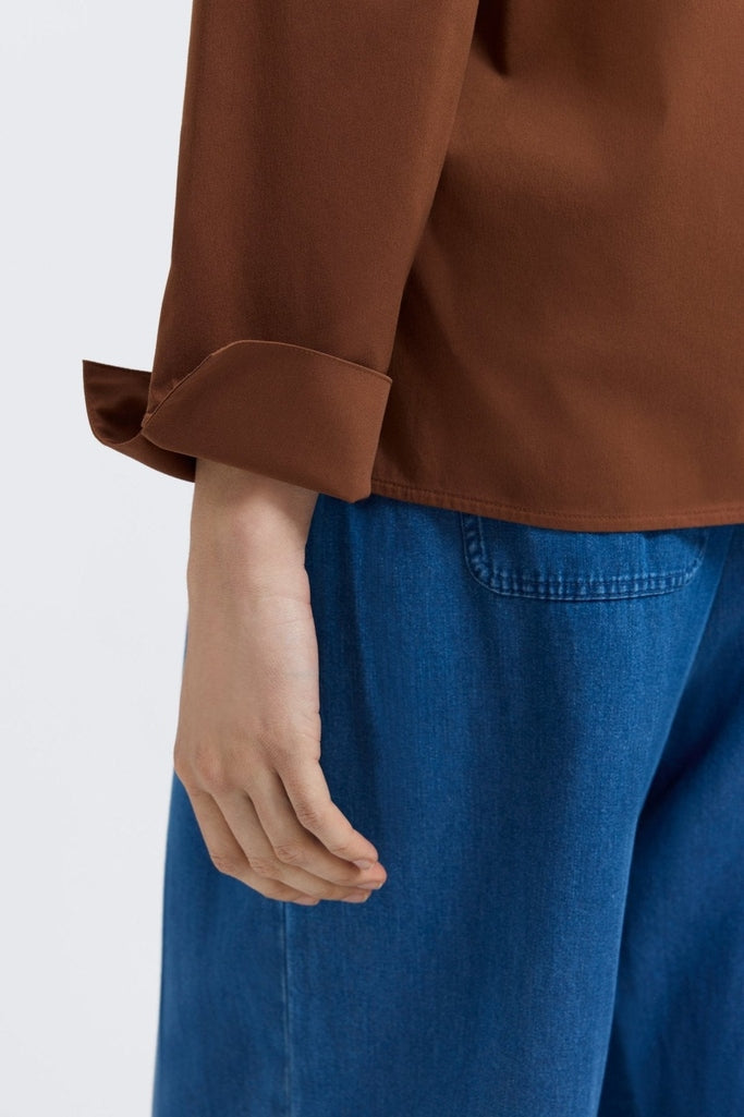 Close up view of the slit cuffs on the Tammy No Iron Stretch Long Sleeve Popover Shirt #color_macchiato