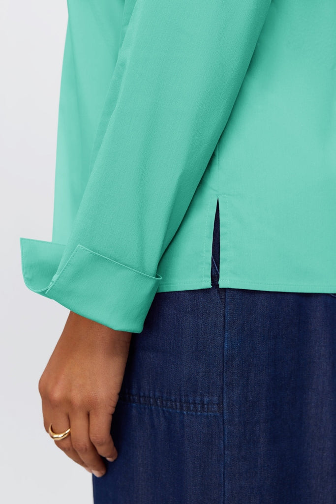 Close up of the slit cuff on the Tammy No Iron Stretch Long Sleeve Popover Shirt #color_biscay green