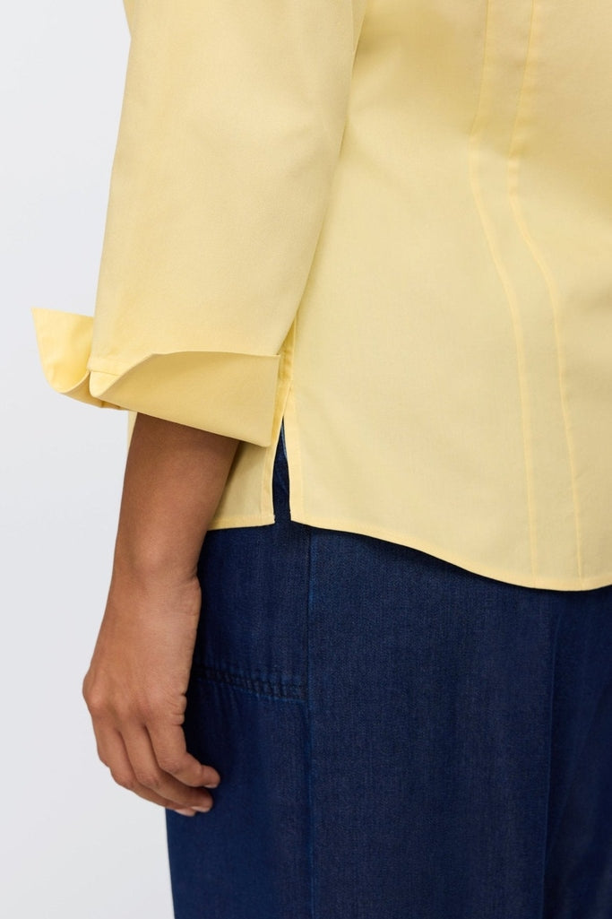 Close-up of the 3/4 sleeve & side slit on the Taylor pinpoint shirt in #color_lemon
