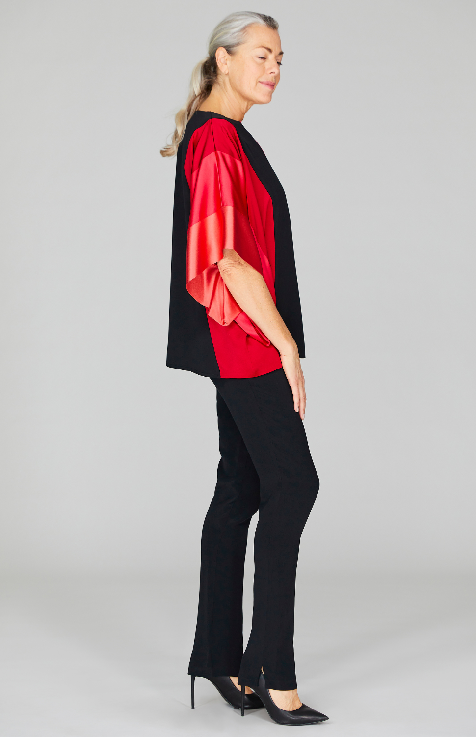 Fabienne is 5'10 and wearing Sunrise in size 00.
