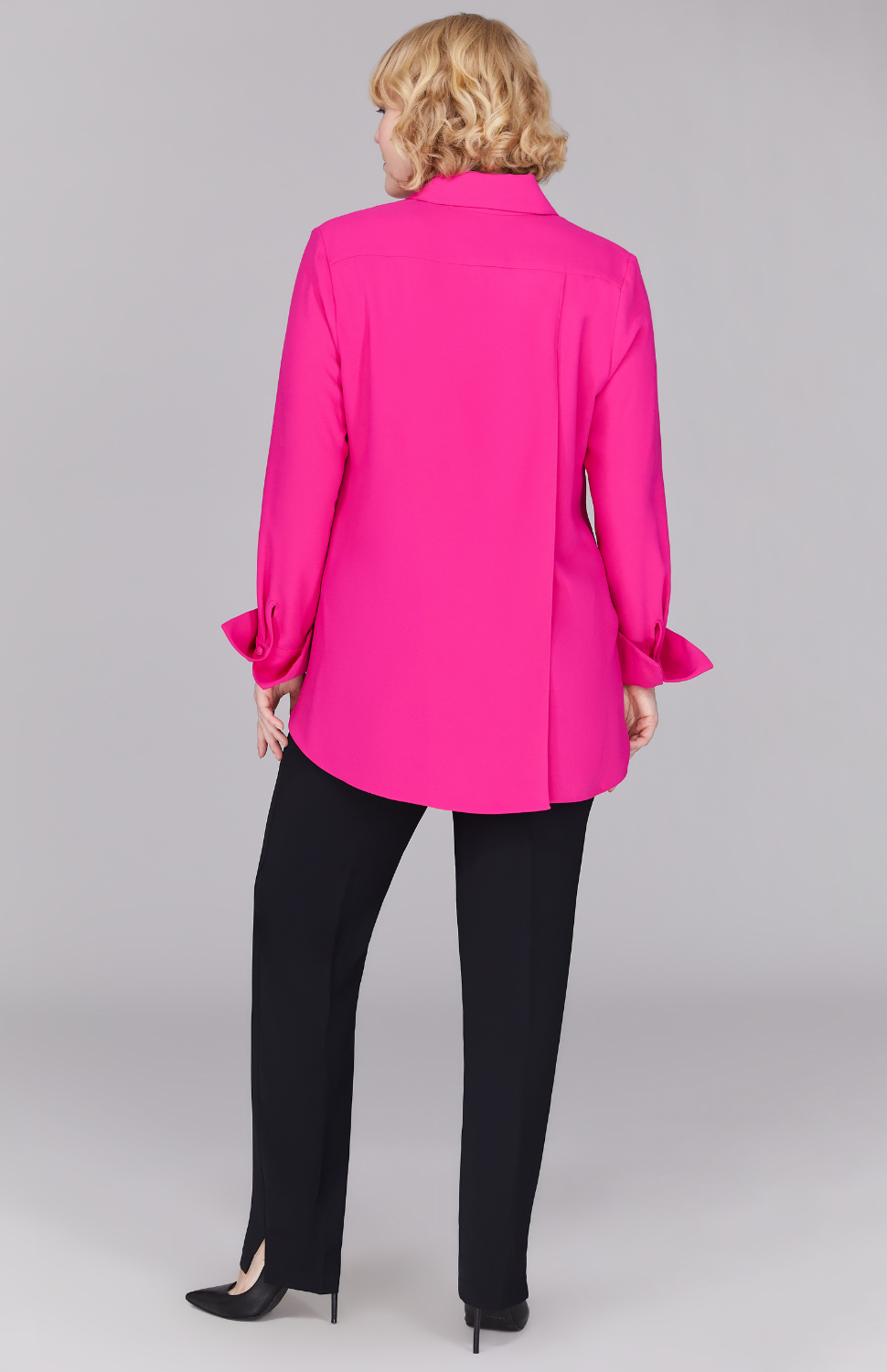 Molly is 5'9" and is wearing a size M in Pink.
