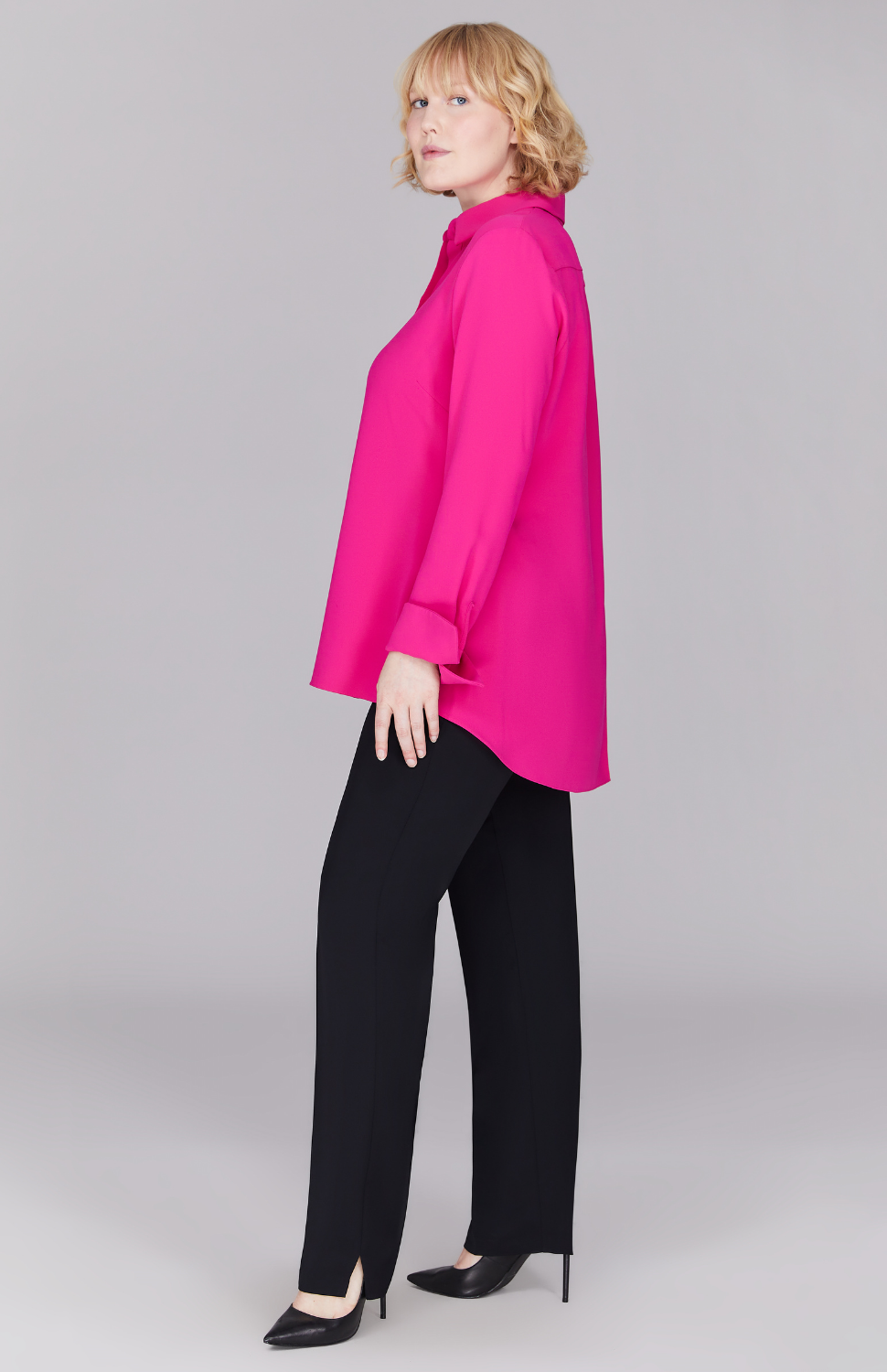 Molly is 5'9" and is wearing a size M in Pink.