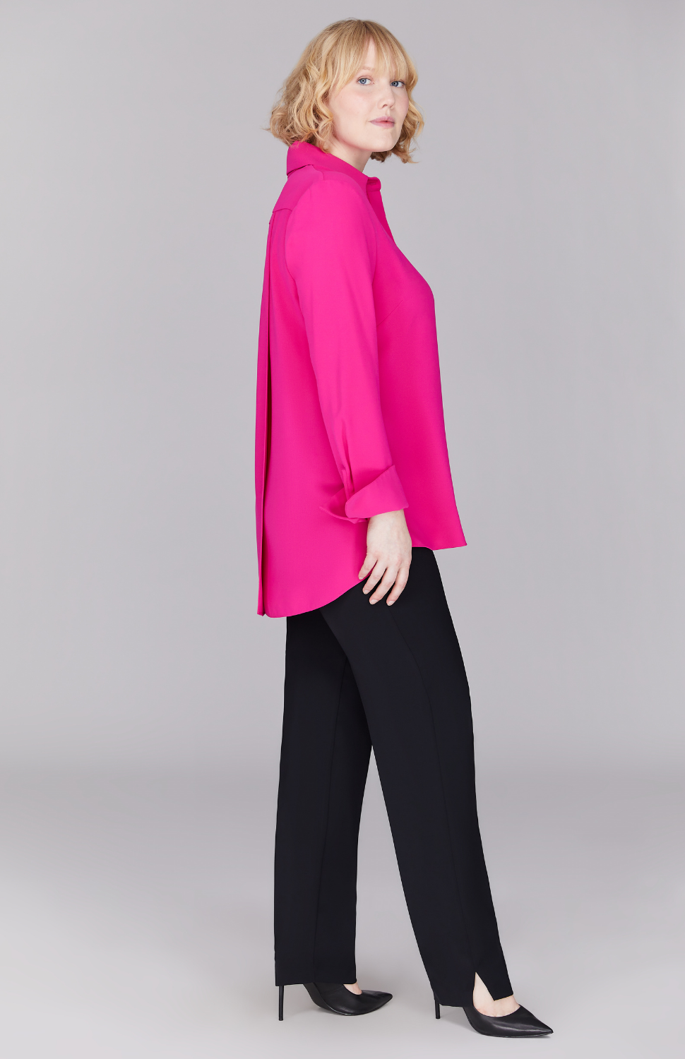 Molly is 5'9" and is wearing a size M in Pink.