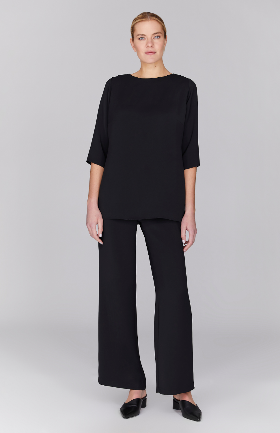 Gabby is wearing Black in size XS.