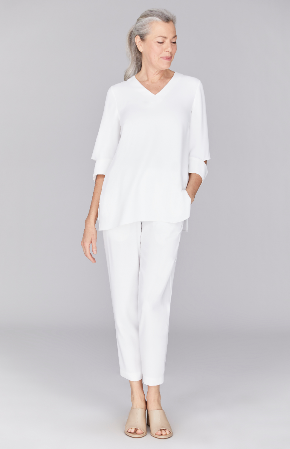 Fabienne is 5'9" and wearing Pearl in XS.