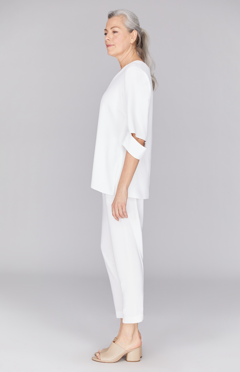 Fabienne is 5'9" and wearing Pearl in XS.