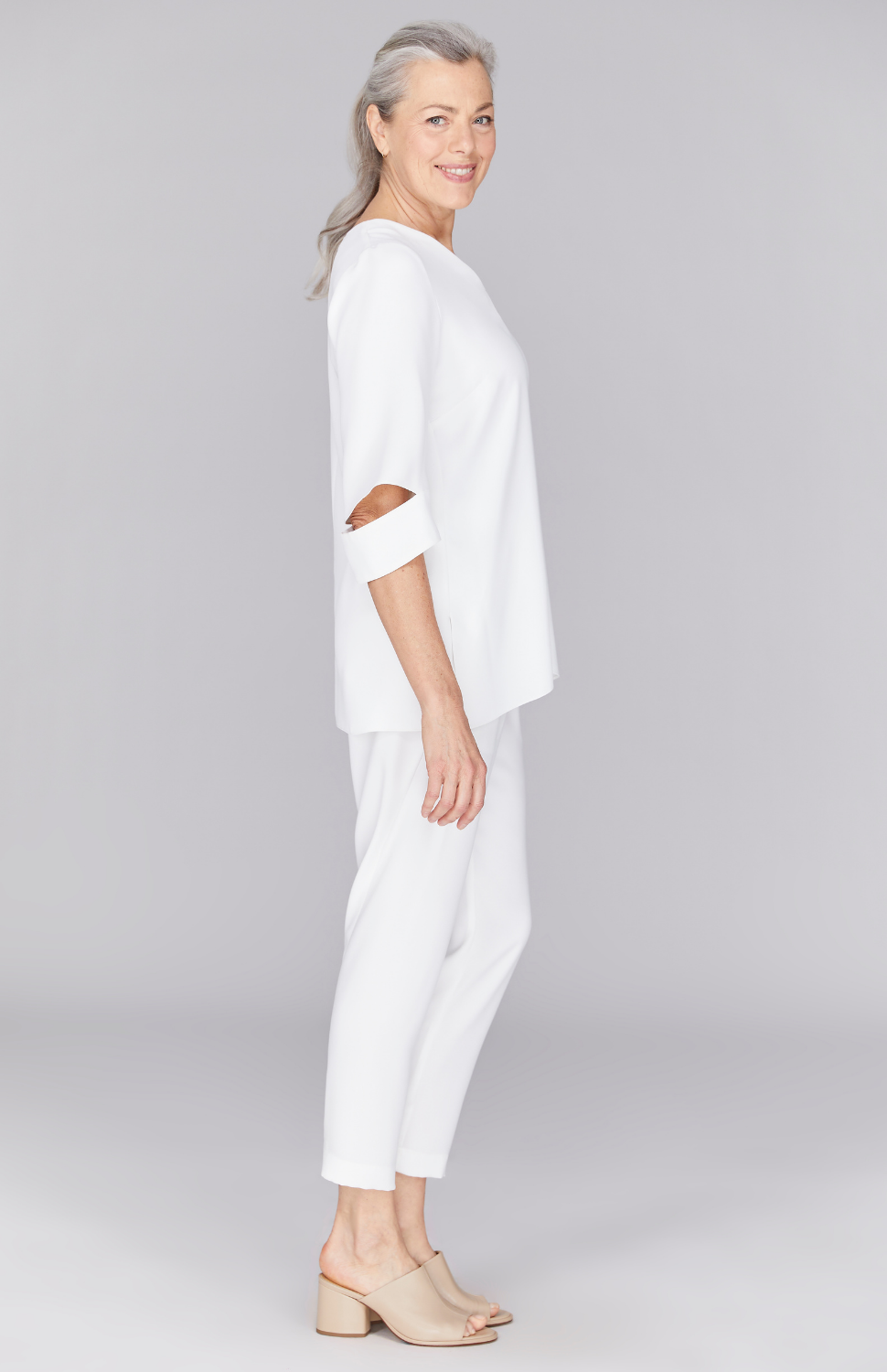Fabienne is 5'9" and wearing Pearl in XS.