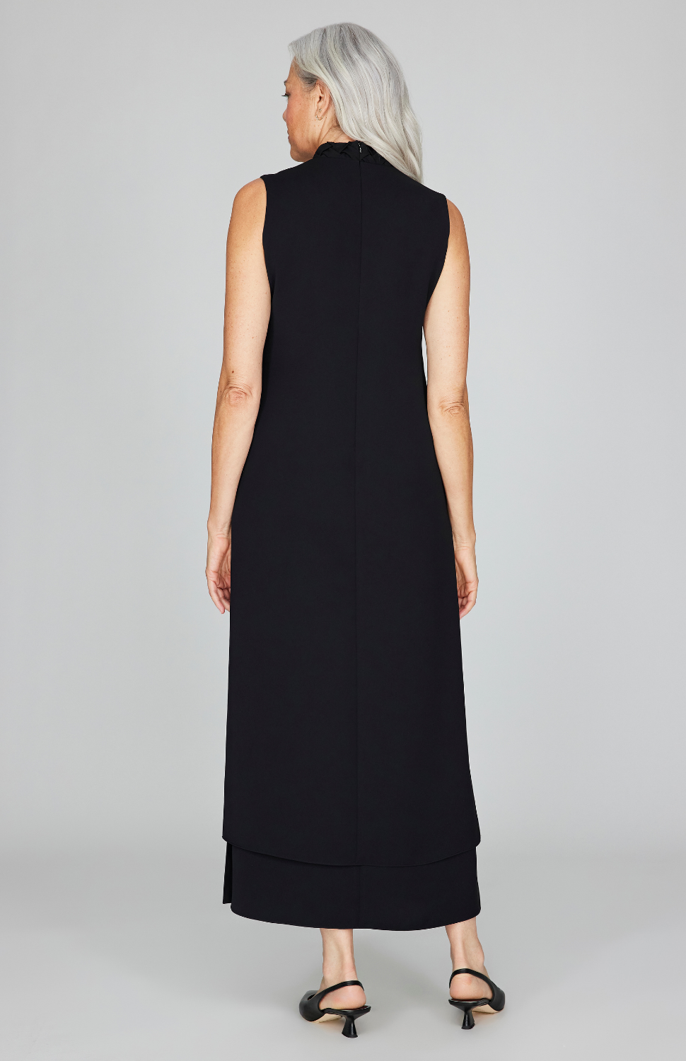 Fabienne is 5'9" and wearing Black in size XS.