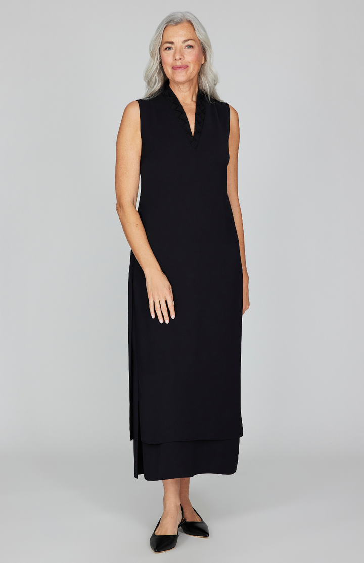 Fabienne is 5'9" and wearing Black in size XS.
