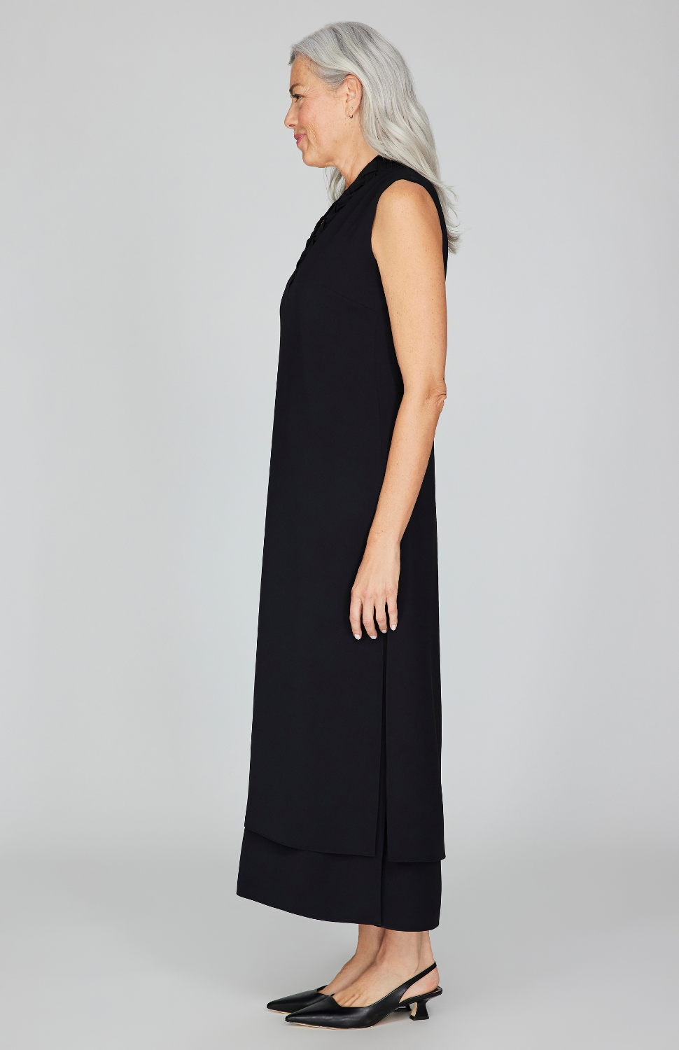 Fabienne is 5'9" and wearing Black in size XS.