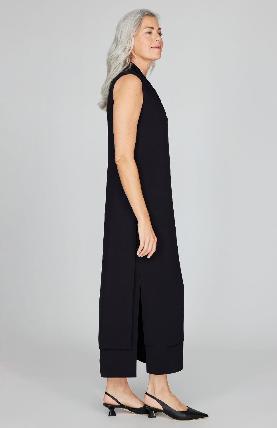 Fabienne is 5'9" and wearing Black in size XS.