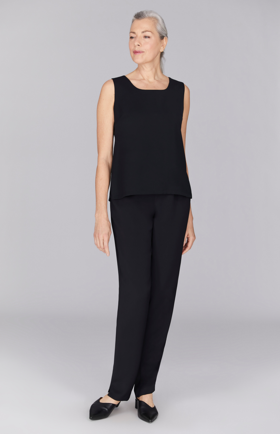 Fabienne is wearing Black in XS.