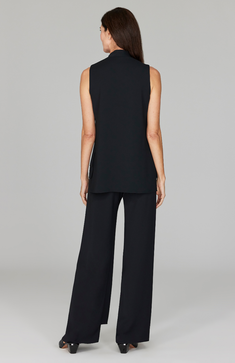 Ekaterina is 5'10" and wearing a size XS in Black.