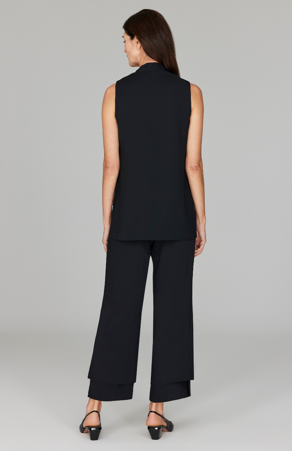 Ekaterina is 5'10" and wearing a size XS in Black.