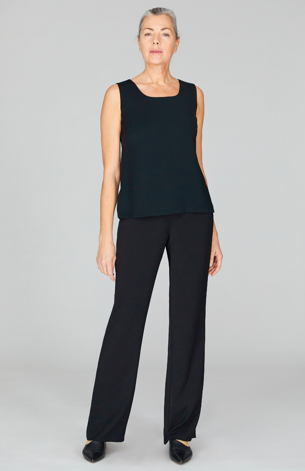 Fabienne is wearing Black in XS.