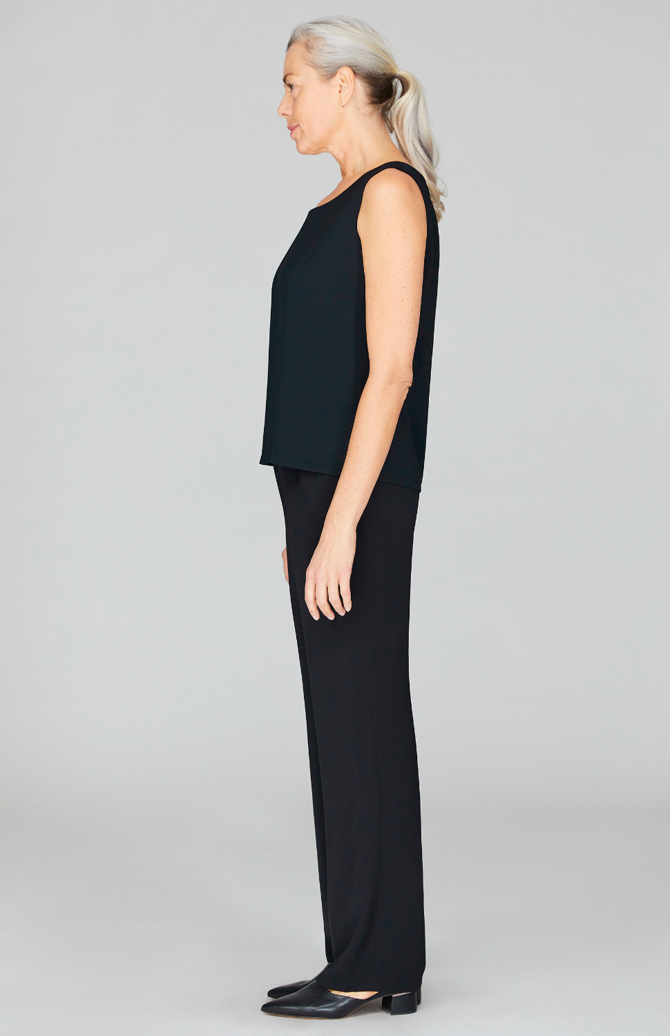 Fabienne is wearing Black in XS.