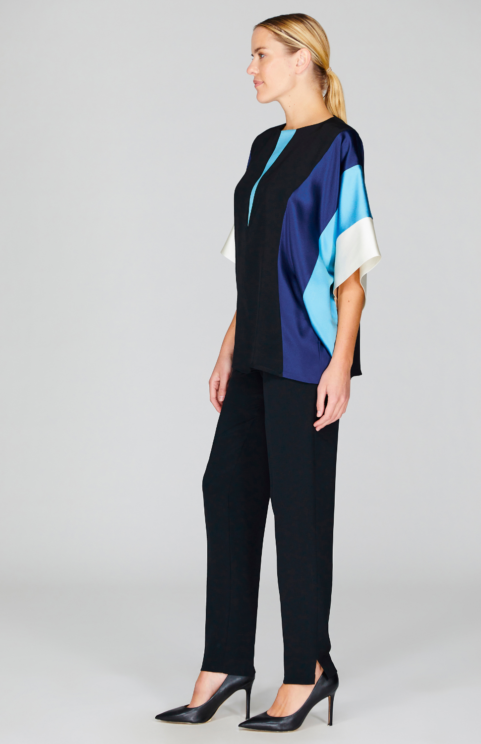 Gabby is 5'10 and wearing Agate in size 00.