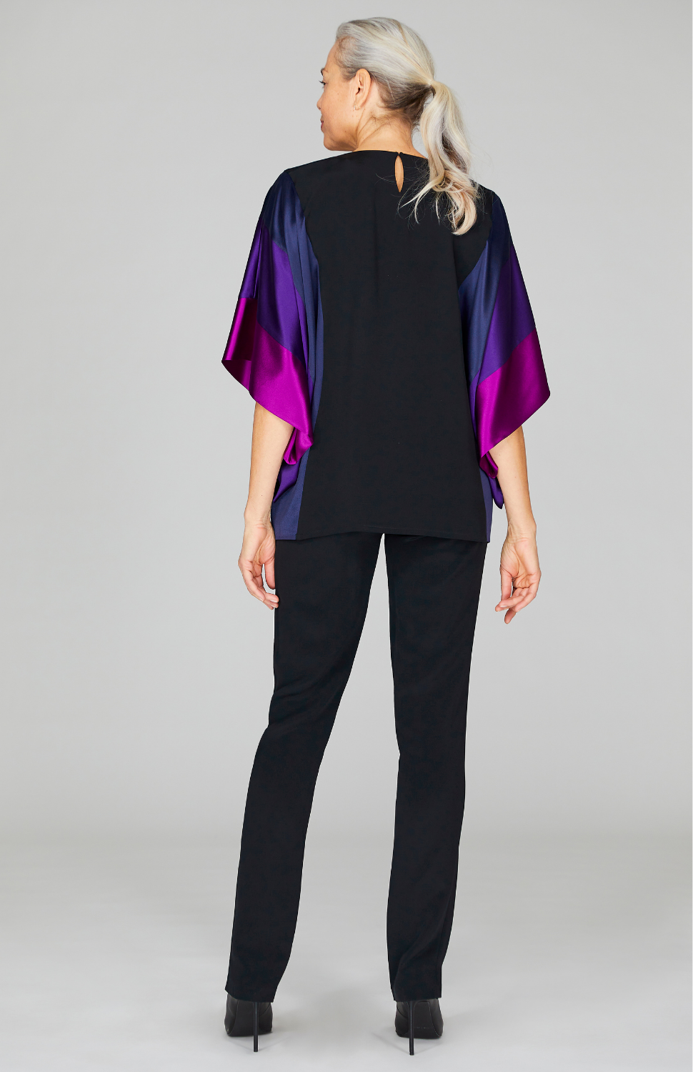 Fabienne is 5'10 and wearing Sapphire in size 00.