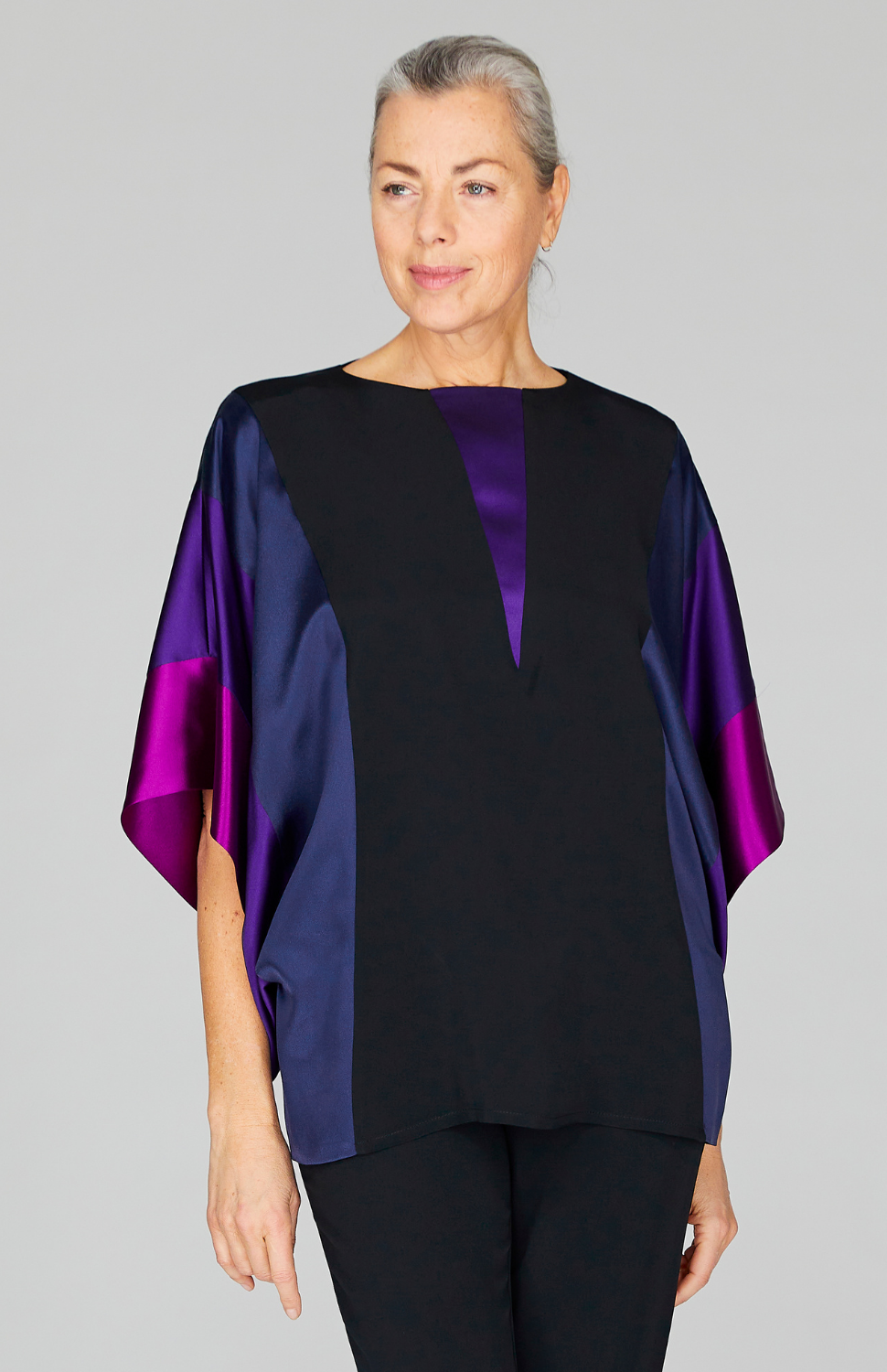 Fabienne is 5'10 and wearing Sapphire in size 00.