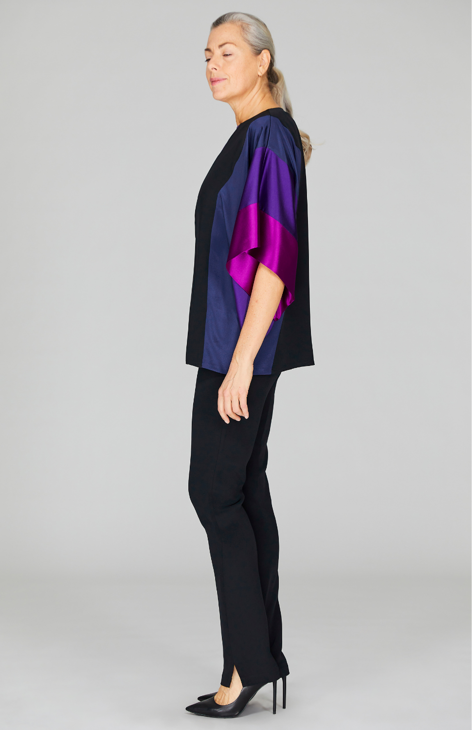 Fabienne is 5'10 and wearing Sapphire in size 00.