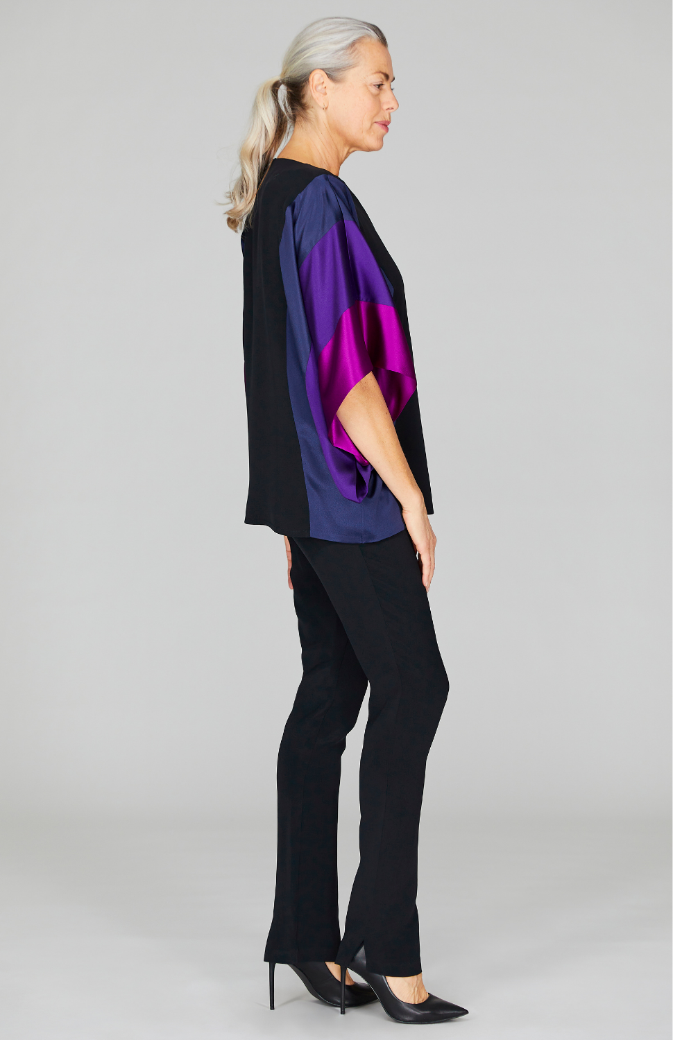 Fabienne is 5'10 and wearing Sapphire in size 00.
