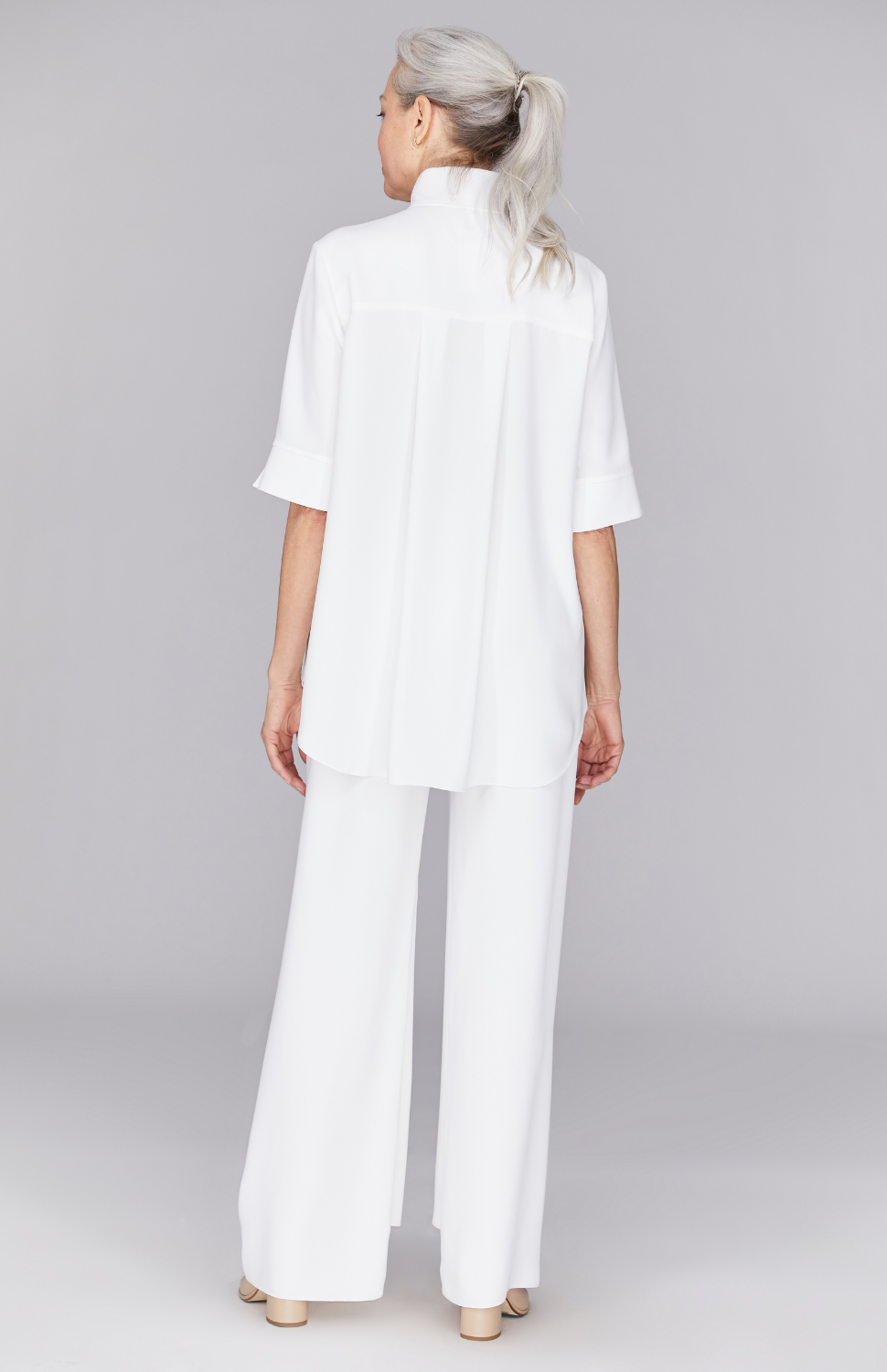 Fabienne is 5'9" and wearing Pearl in XS.