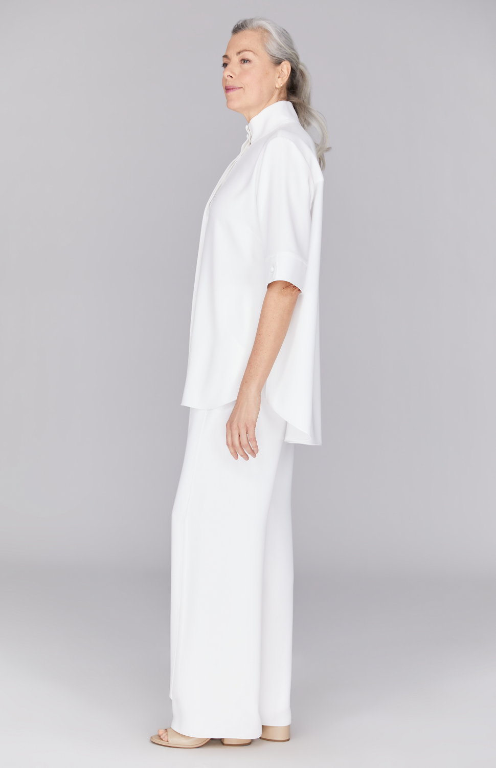 Fabienne is 5'9" and wearing Pearl in XS.
