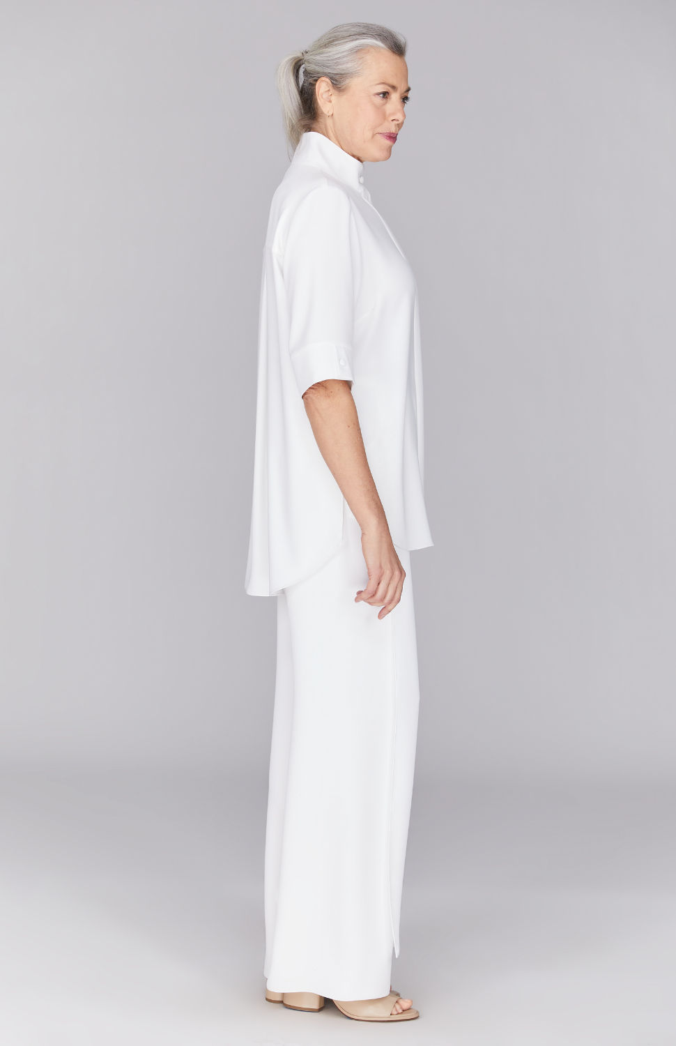 Fabienne is 5'9" and wearing Pearl in XS.