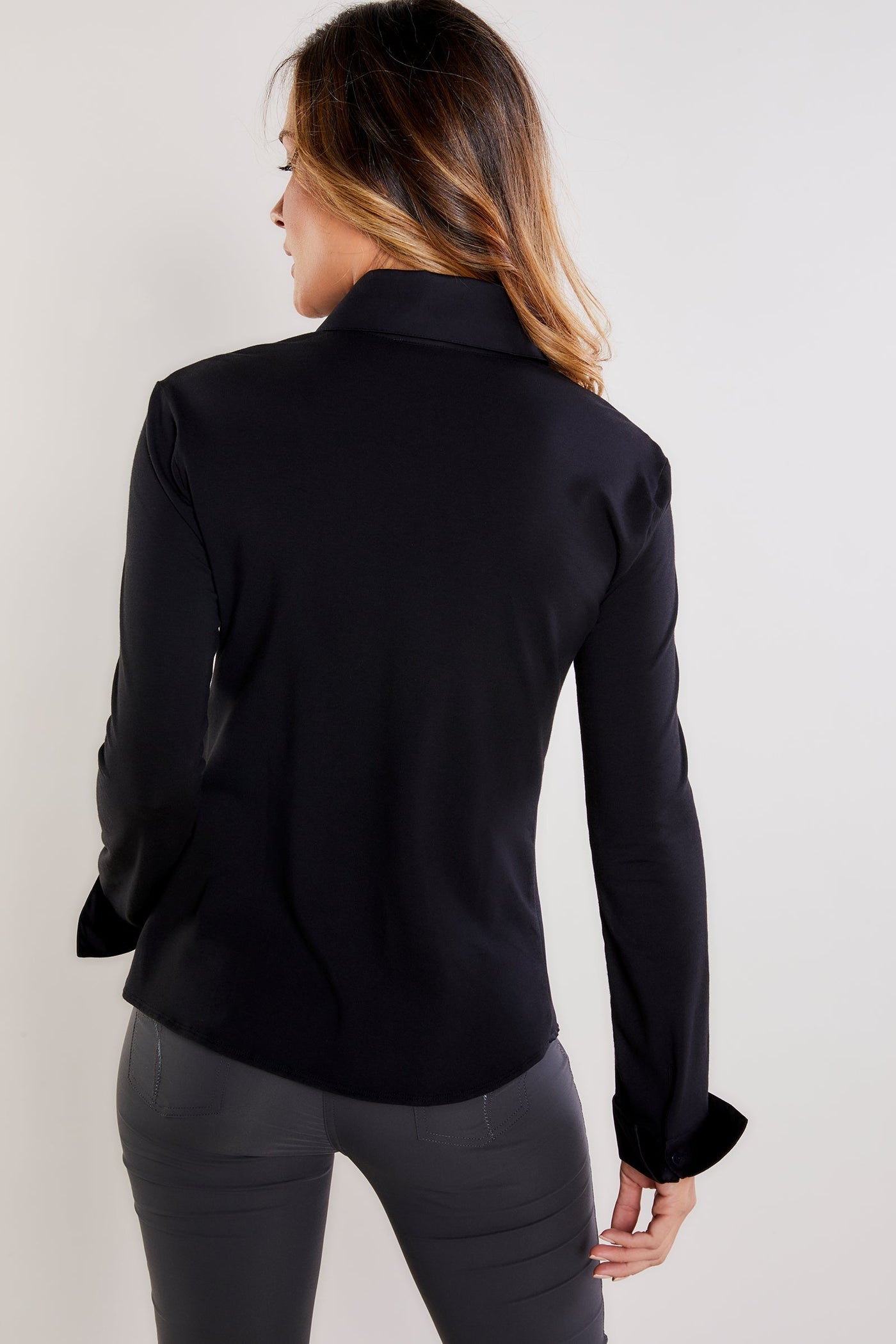 The Best Travel Shirt. Woman Showing the Front Profile of a Alida Button Down Poplin Shirt in Black