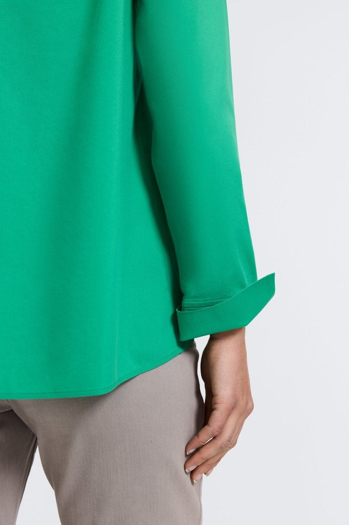 Close-up of the sleeves and flip back cuffs of the Agnes popover shirt #color_kelly green