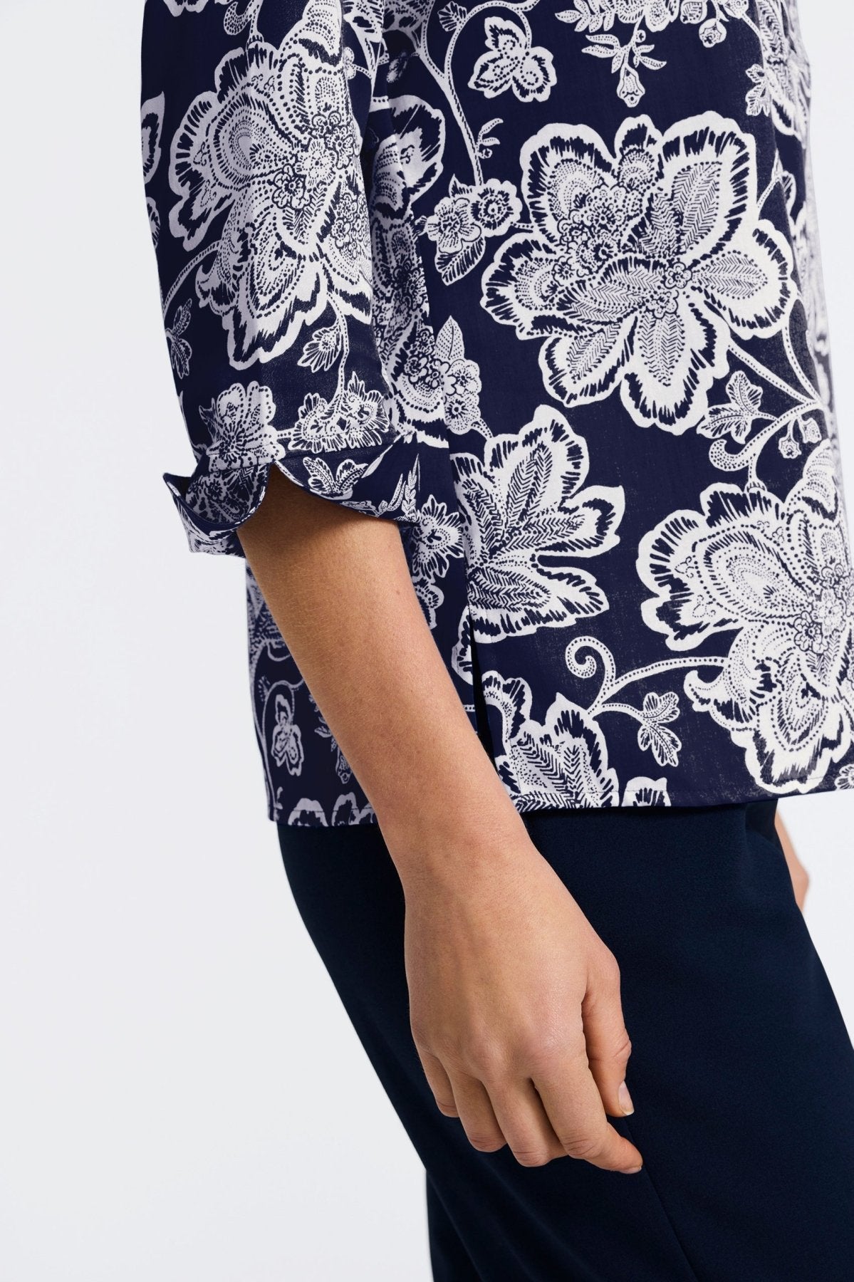 #color_navy/white woodblock floral