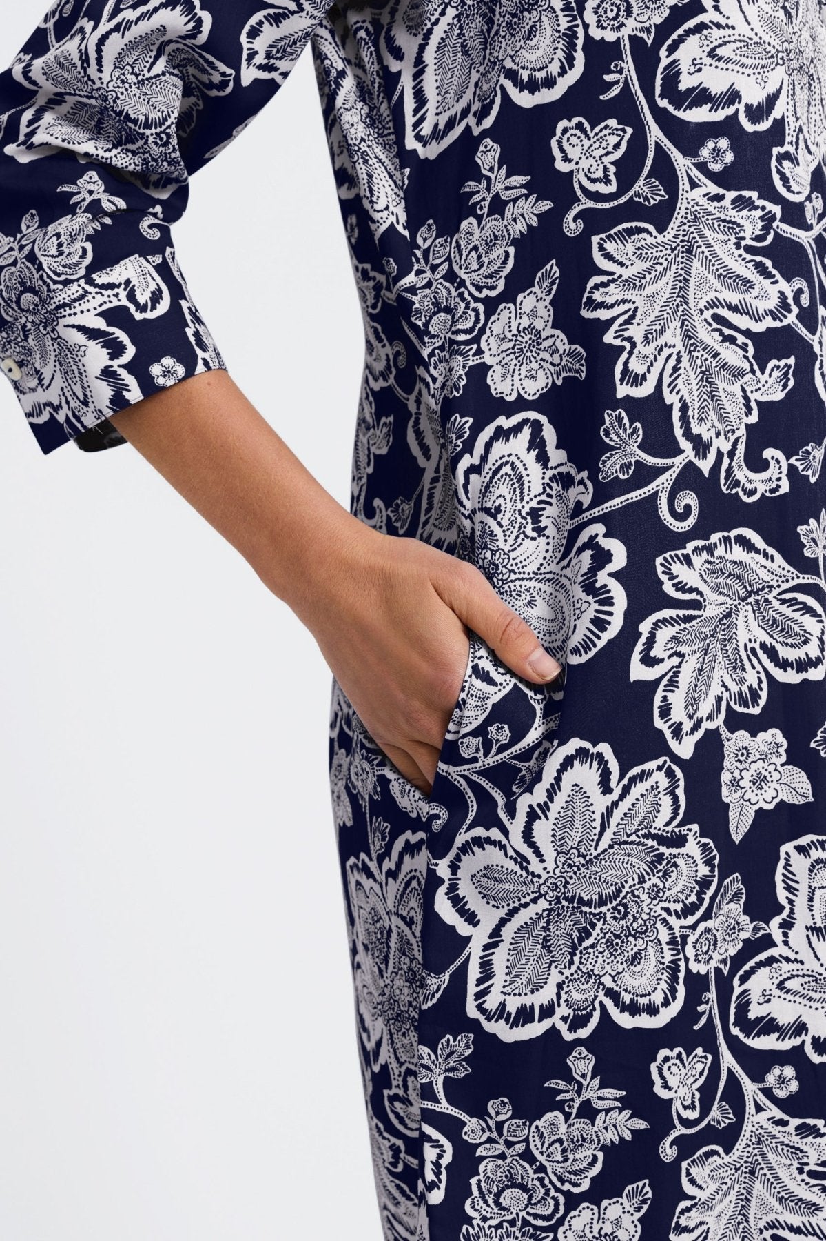 #color_navy/white woodblock floral