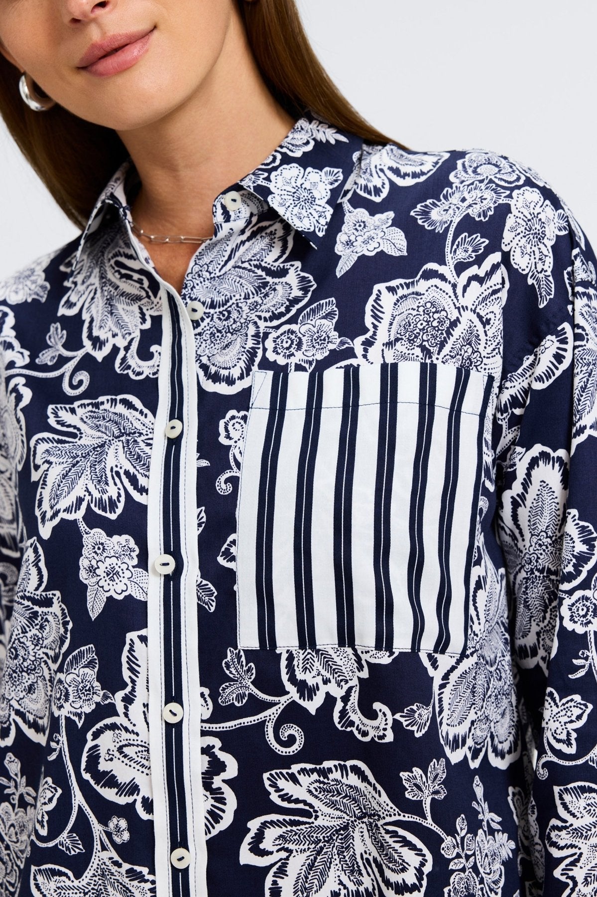 #color_navy/white woodblock floral