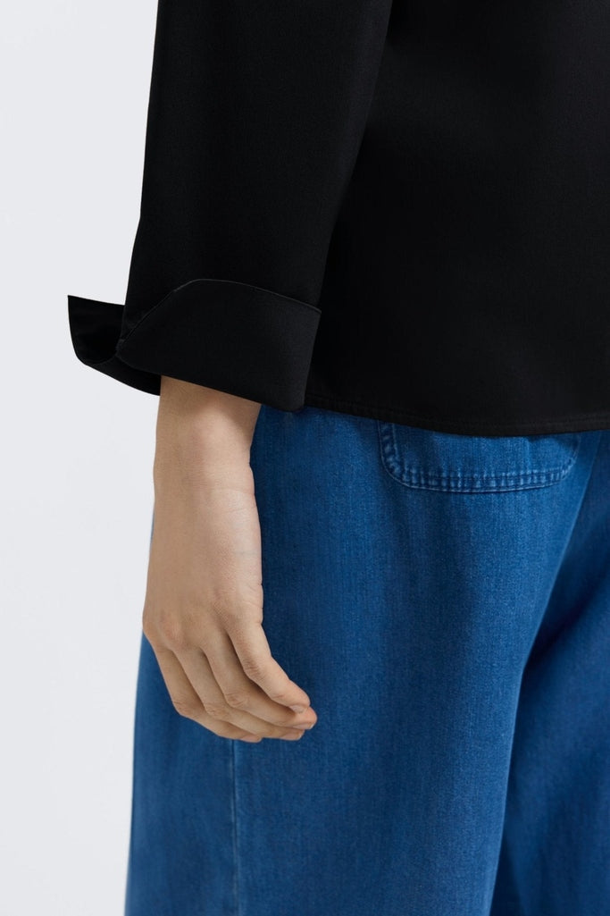 Close up view of the slit cuffs on the Tammy No Iron Stretch Long Sleeve Popover Shirt #color_black