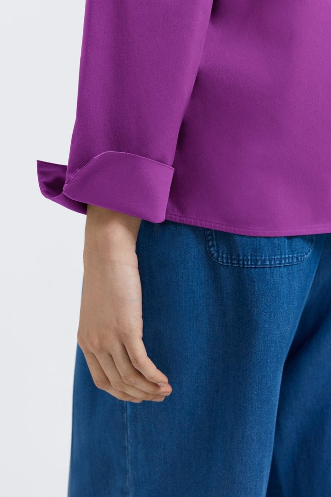 Zoomed in view of the slit cuffs on the Tammy No Iron Stretch Long Sleeve Popover Shirt #color_fig