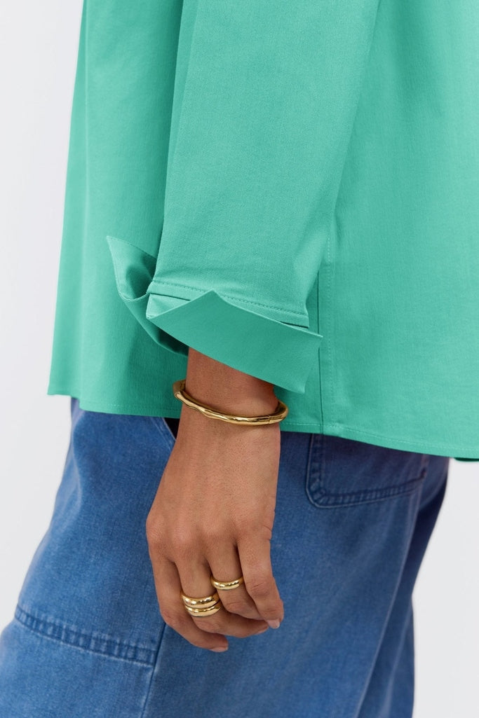 Close-up of the sleeves and flip back cuffs of the Agnes popover shirt #color_biscay green