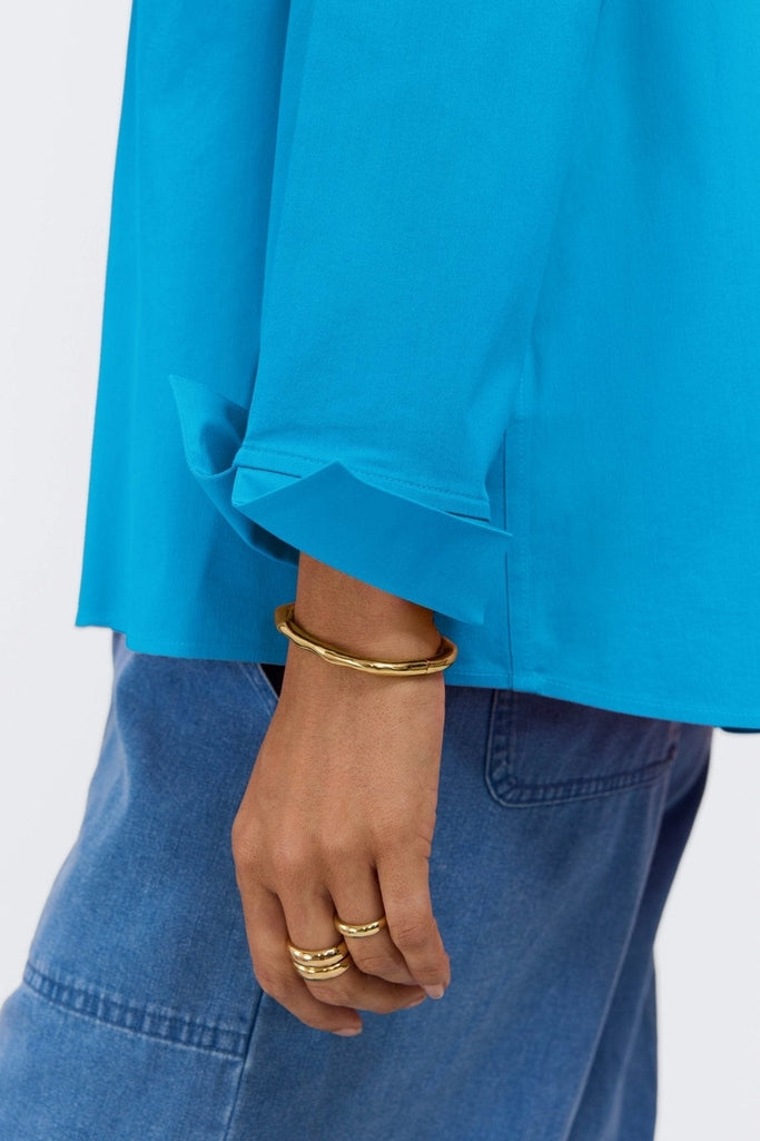 Close-up of the sleeves and flip back cuffs of the Agnes popover shirt #color_malibu blue