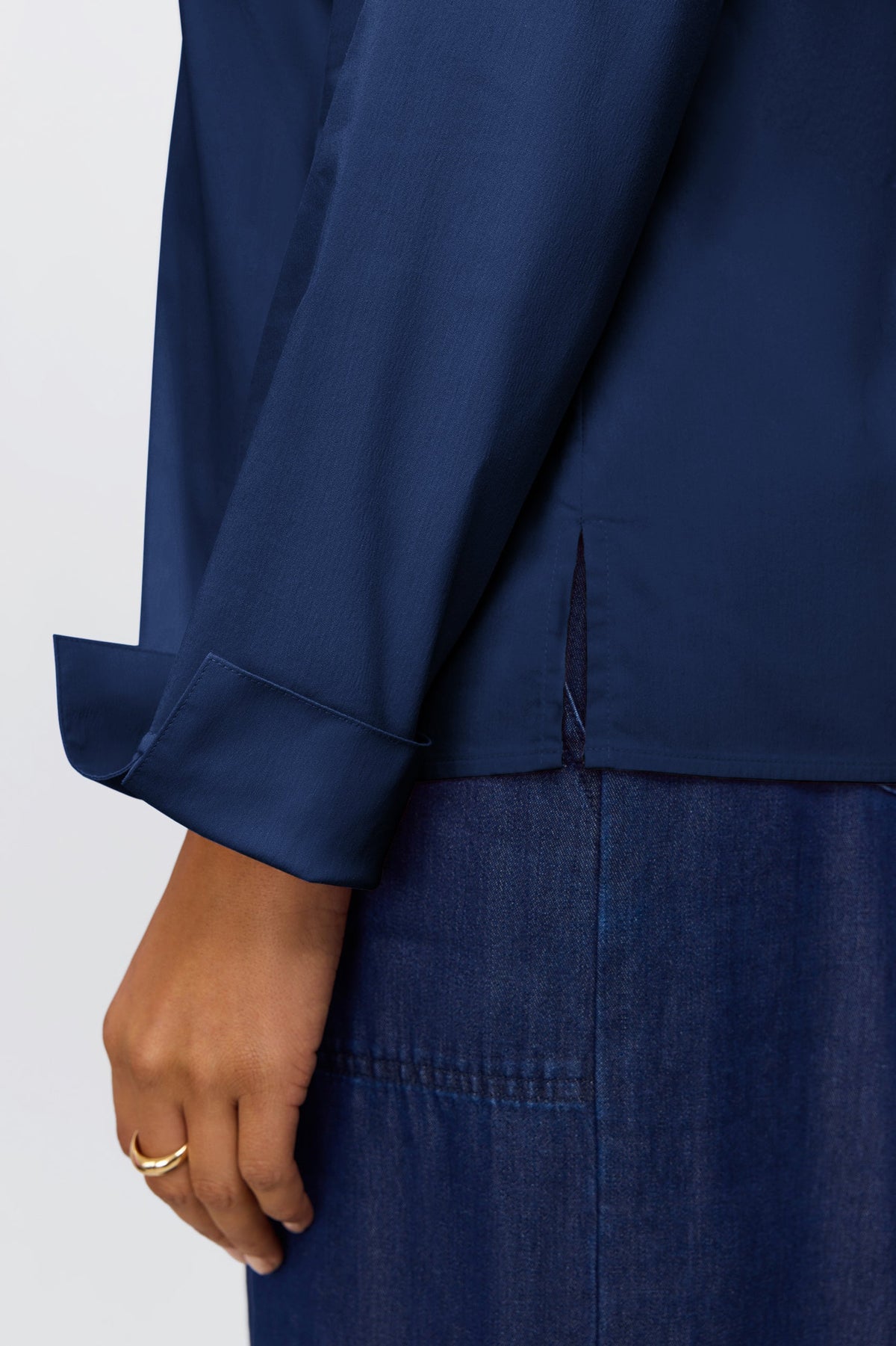 Close up view of the slit cuffs on the Tammy No Iron Stretch Long Sleeve Popover Shirt #color_navy