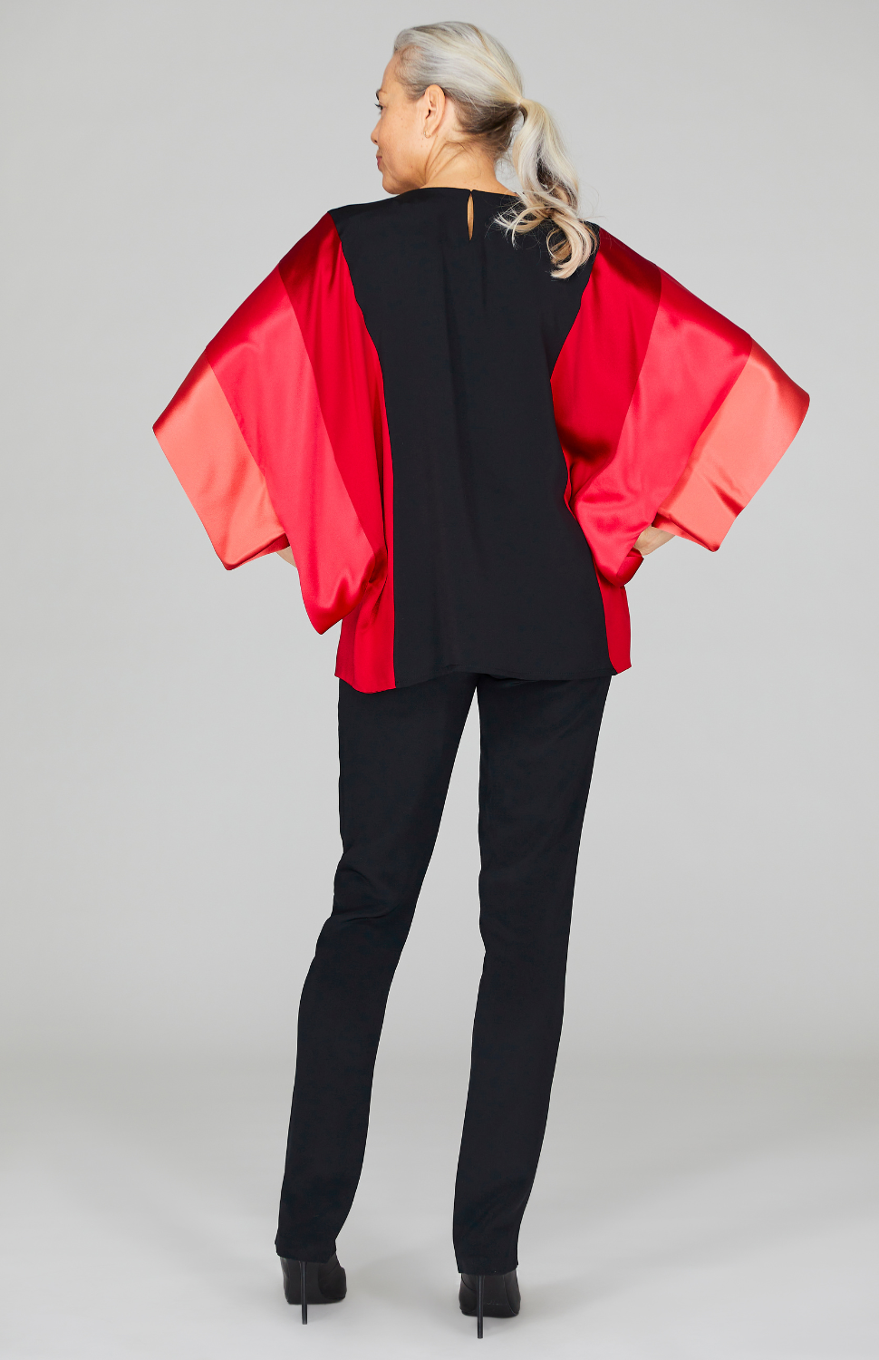 Fabienne is 5'10 and wearing Sunrise in size 00.