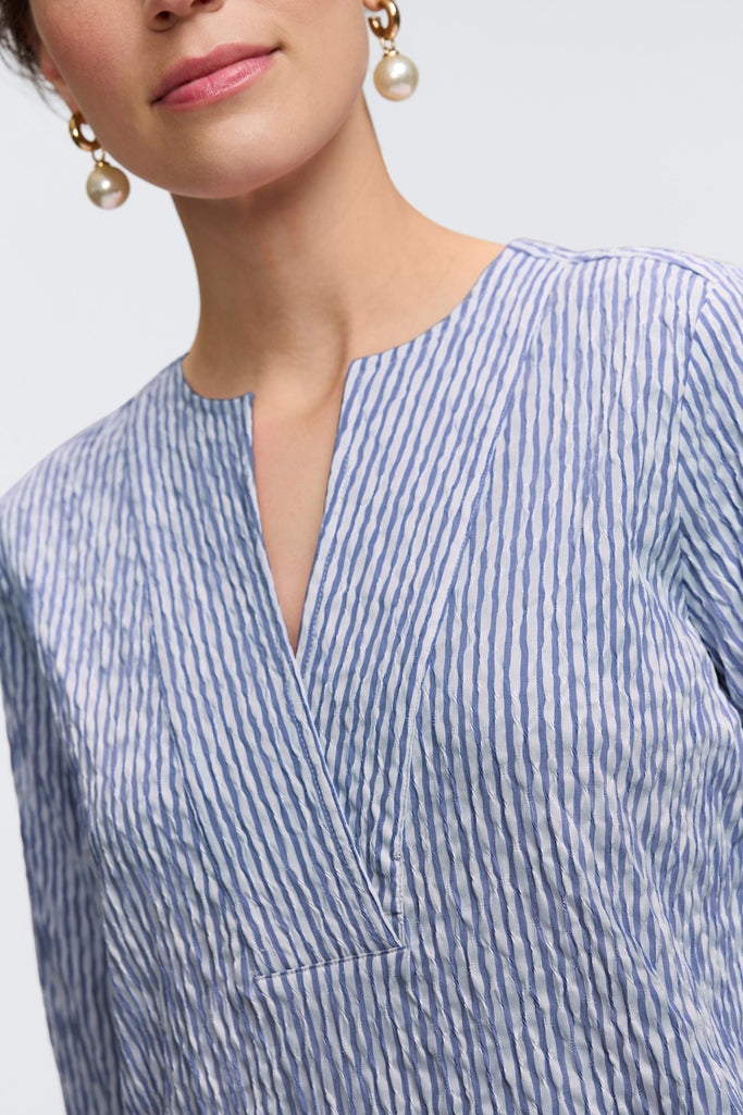 #color_white/blue crinkle jacquard