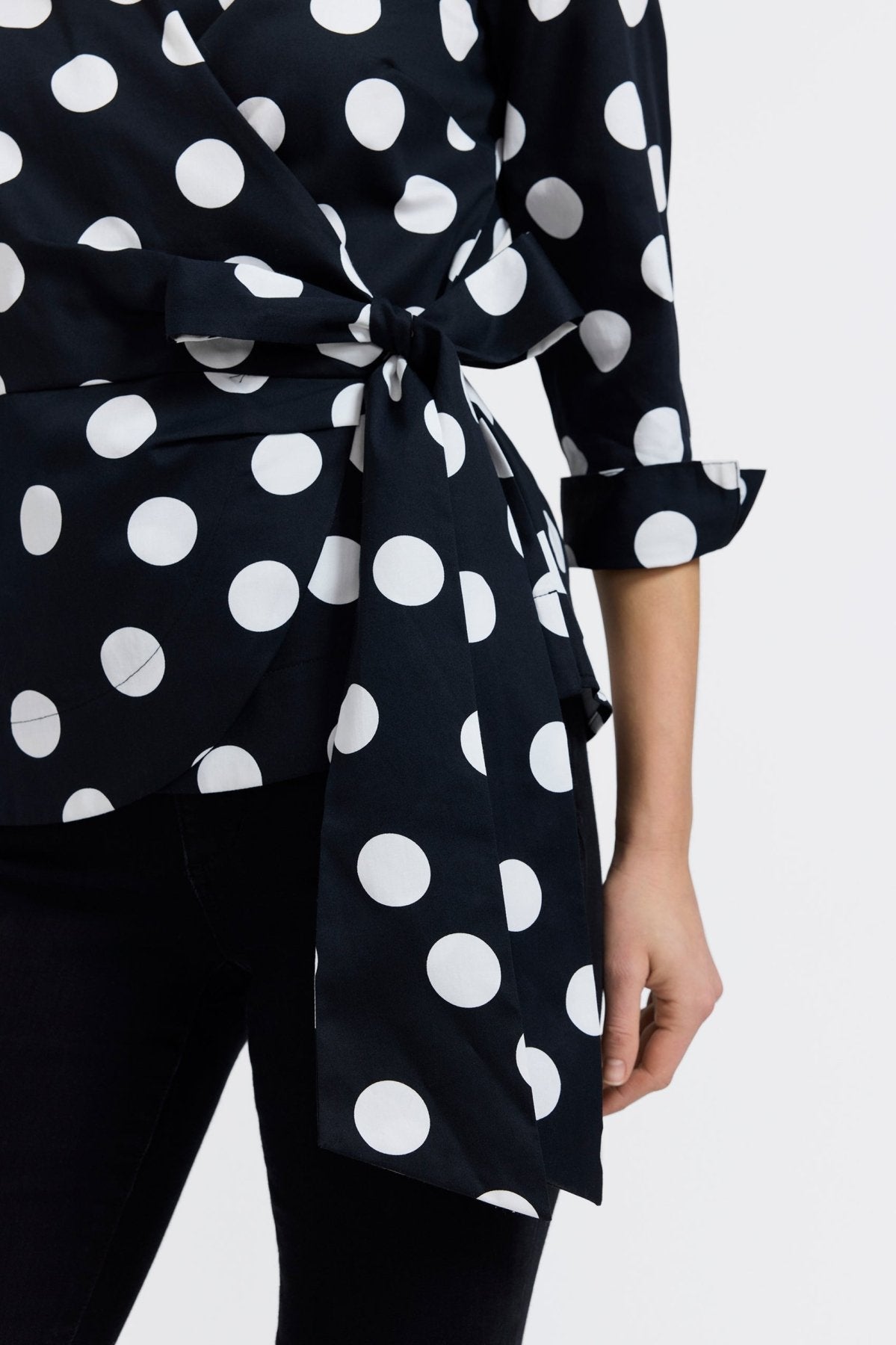 #color_black and white dot