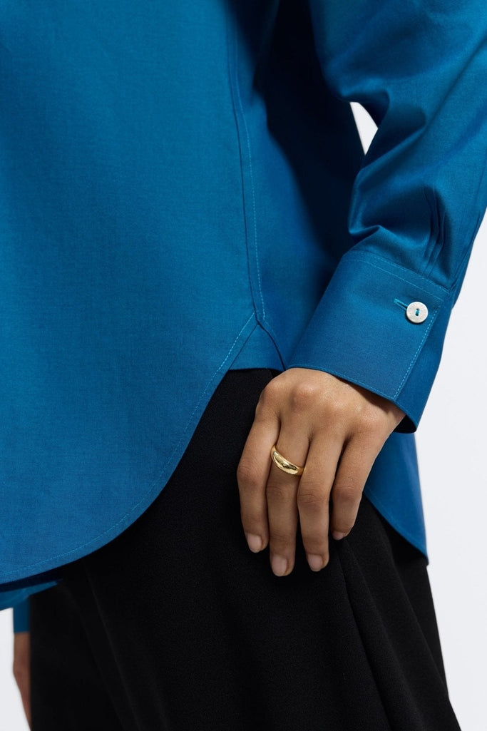 Close up view of women with hand on hip showing off the cuff of the Meghan No Iron Pinpoint Long Sleeve Shirt #color_teal
