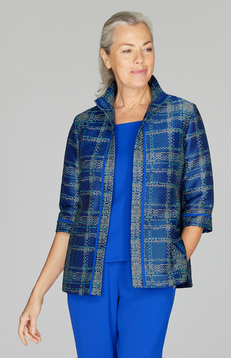 Fabienne is wearing Blue Multi in size XS.