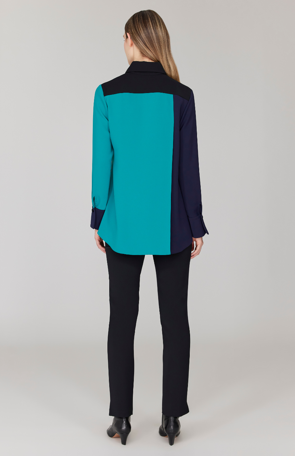 Gabby is wearing Lagoon in size XS.