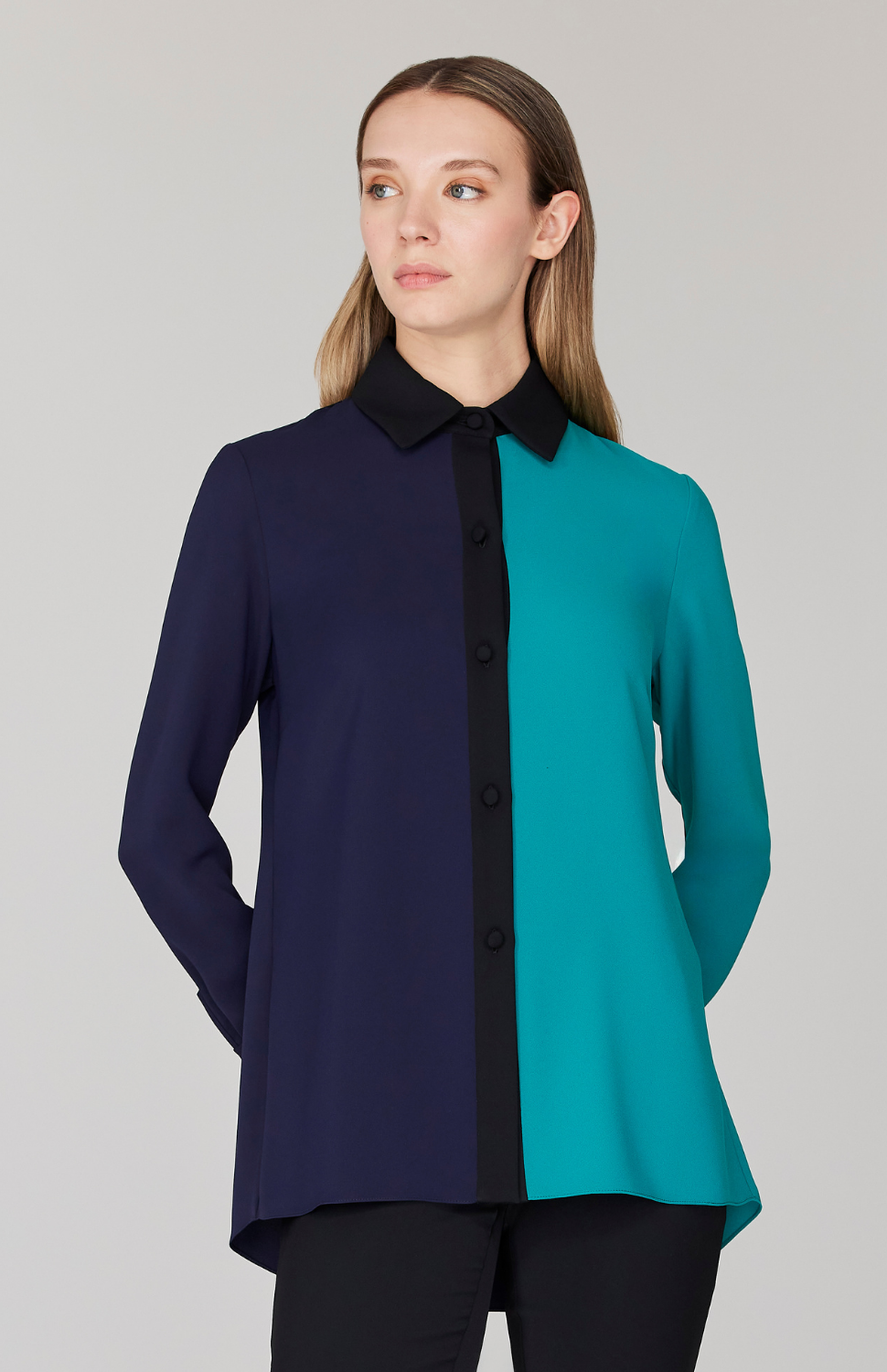 Gabby is wearing Lagoon in size XS.