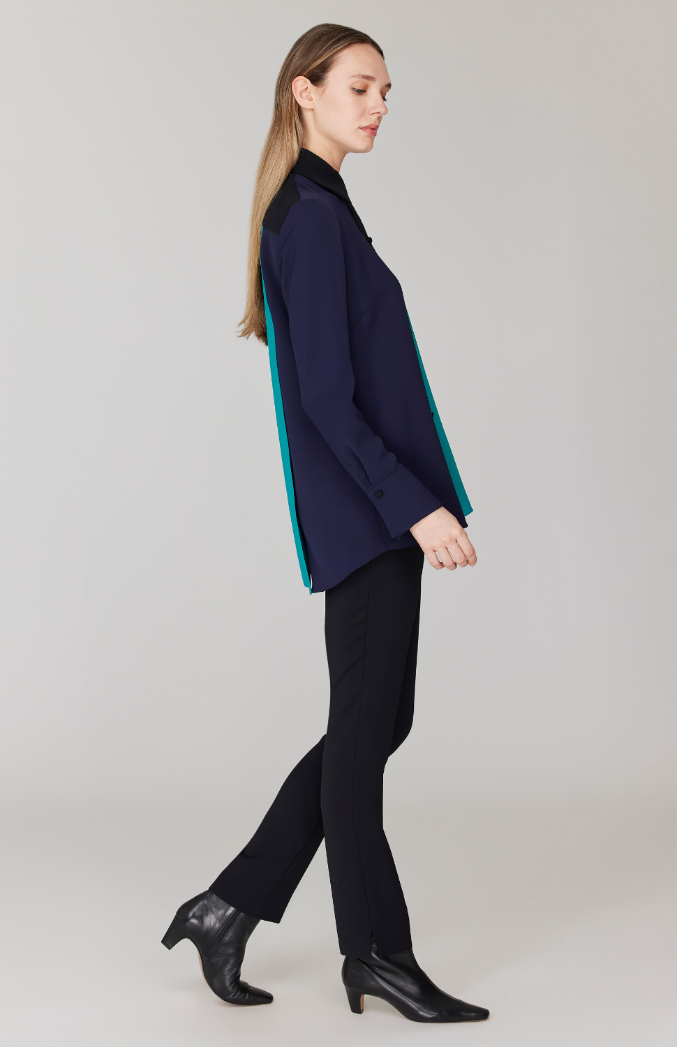 Gabby is wearing Lagoon in size XS.