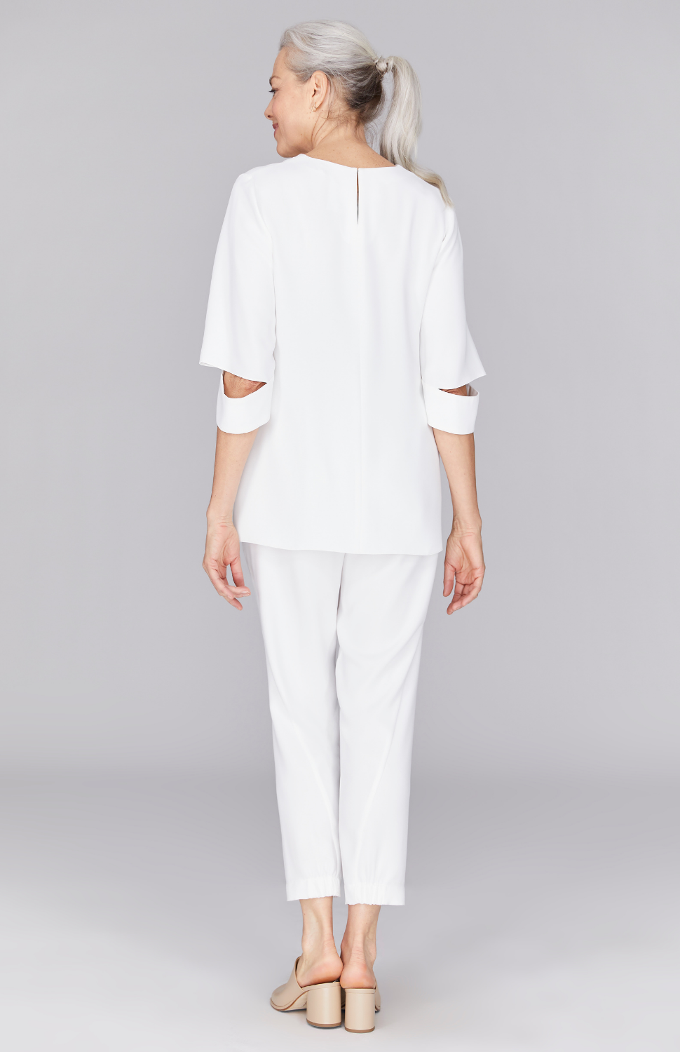 Fabienne is 5'9" and wearing Pearl in XS.