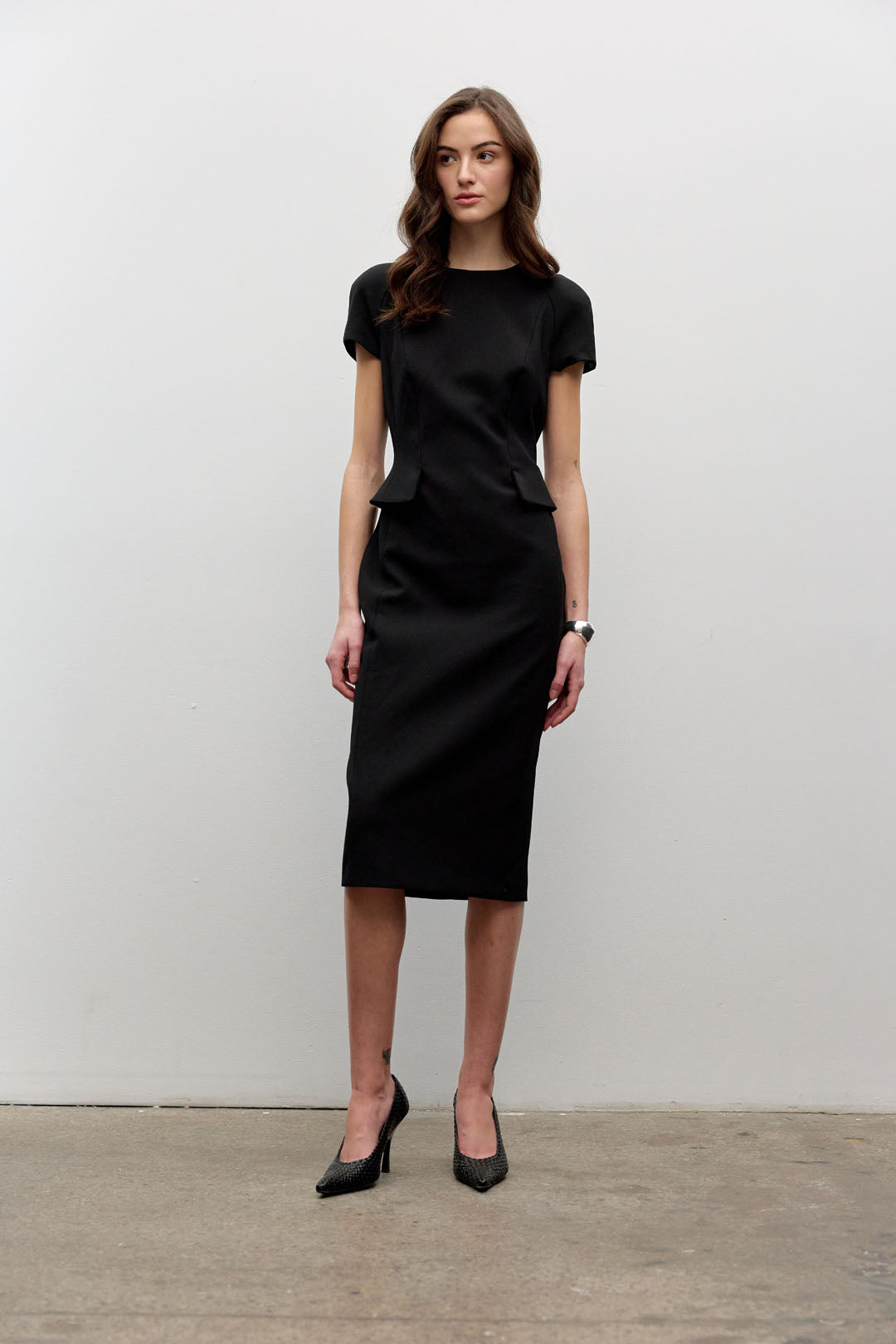 Short sleeves fitted dress